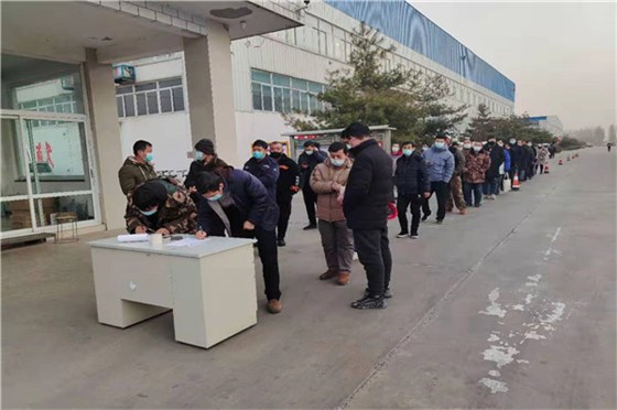 興邦管道登記體溫，進出廠區(qū)