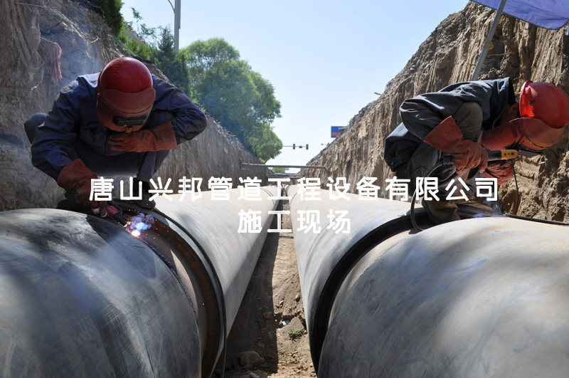 管道防腐保溫的施工現(xiàn)場 管道防腐保溫的施工現(xiàn)場